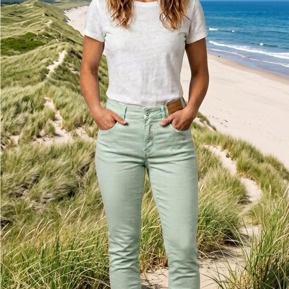 Stylish Mint Green Women's Cropped Pants